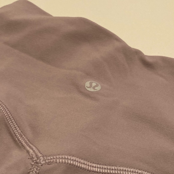 Lulu lemon cropped gooey yoga pants, in t he color mauve - Picture 3 of 3